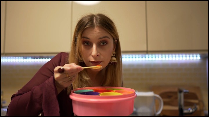 Bez servítky, Michaela